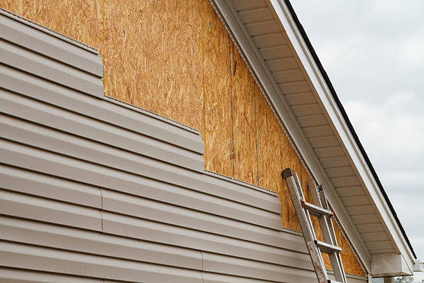 Professional Siding Contractor technician working in Hendersonville, TN